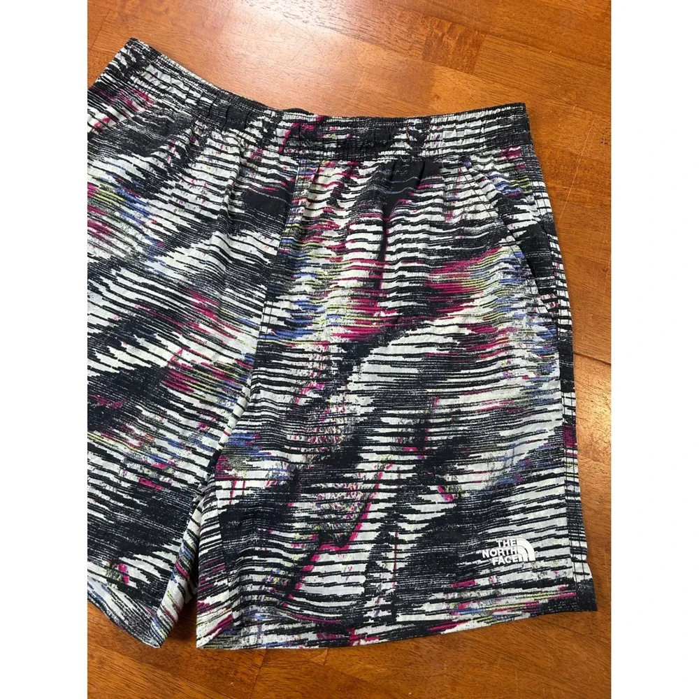 The North Face Shorts Mens Medium Black Abstract FlashDry Activewear Running
